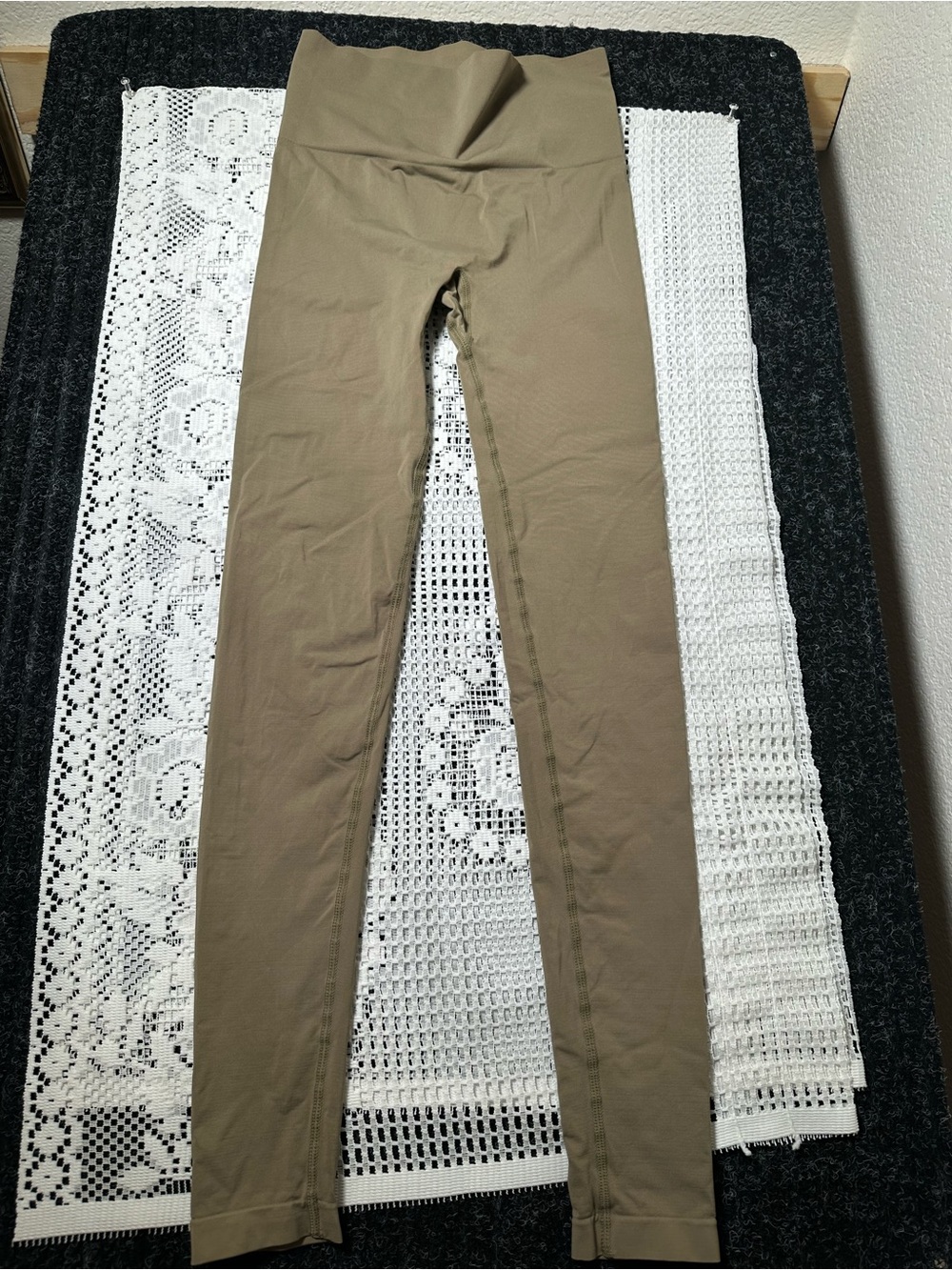 SKIMS Seamless High-Waist' Leggings in Olive Tan - Picture 4 of 5